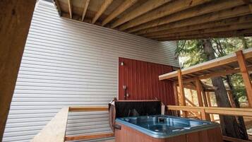 Family Suite, Multiple Beds, Kitchen, Mountain View | Private spa tub