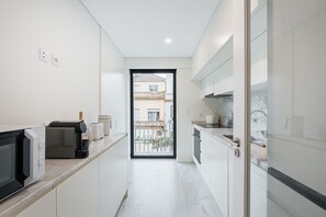 Fridge, microwave, oven, dishwasher - GuestReady - Urban retreat in the heart of Porto (Porto)