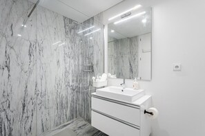 Een douche, een haardroger, handdoeken
