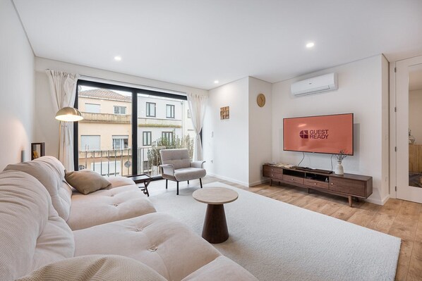 TV - GuestReady - Urban retreat in the heart of Porto (Porto)