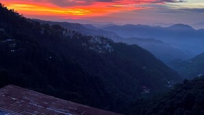 Un paysage montagneux au coucher du soleil.