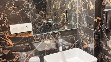Basic Single Room | Bathroom
