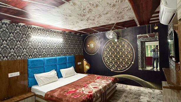 Un dormitorio con cama, tocador y espejo.