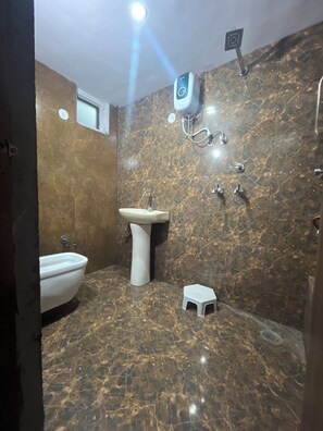 设计客房 | 浴室 | 淋浴设施、免费洗浴用品、坐浴桶、毛巾