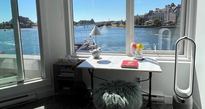 Spectacular Waterfront Executive Suite!