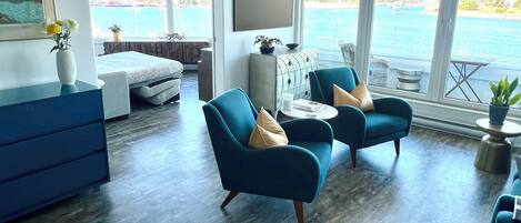 2 habitaciones, escritorio y tabla de planchar con plancha