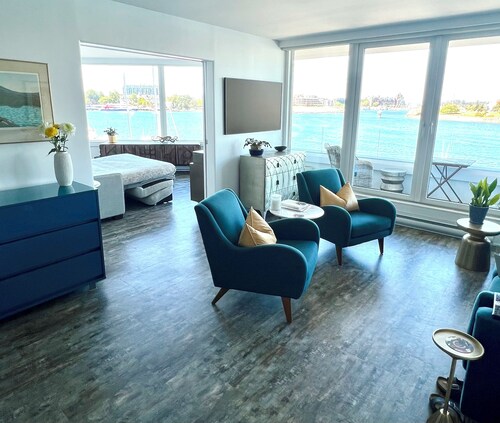 Spectacular Waterfront Executive Suite!