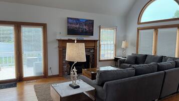 智能電視、電子遊戲、足球機、乒乓球設施