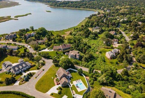 New Saltwater Heated Pool & Hot Tub -Less than 5 Minutes from Nauset Beach!