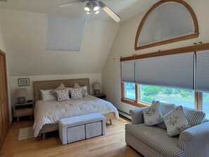 4 bedrooms, desk, iron/ironing board, travel cot - New Saltwater Heated Pool & Hot Tub -Less than 5 Minutes from Nauset Beach! (Orleans)