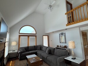 Smart TV, video games, table football, ping pong - New Saltwater Heated Pool & Hot Tub -Less than 5 Minutes from Nauset Beach! (Orleans)