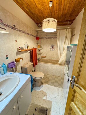 吹风机、毛巾、肥皂、洗发水