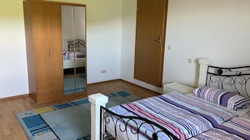 3 habitaciones, escritorio y tabla de planchar con plancha