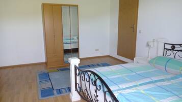 3 bedrooms, desk, iron/ironing board, travel crib