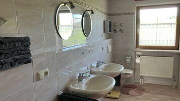 Haartrockner, Handtücher, Seife, Shampoo