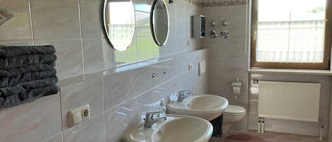 Haartrockner, Handtücher, Seife, Shampoo