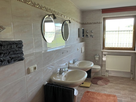 Hair dryer, towels, soap, shampoo. Rural apartment near Buchenberg in the Allgäu, relaxation for the whole family