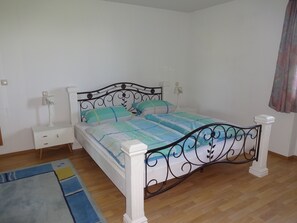 3 soverom, skrivebord, strykejern/-brett og reiseseng for barn