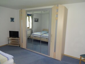 3 chambres, bureau, fer et planche à repasser, lit parapluie