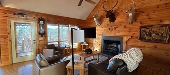 Jack's Wonder Inn 3 Bedroom Cabin. Starlink/Woodfired Hot Tub!!
