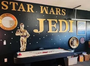 Games room - Spacious 4-bedroom house with pool and game room 15 minutes from Disney World (Kissimmee)