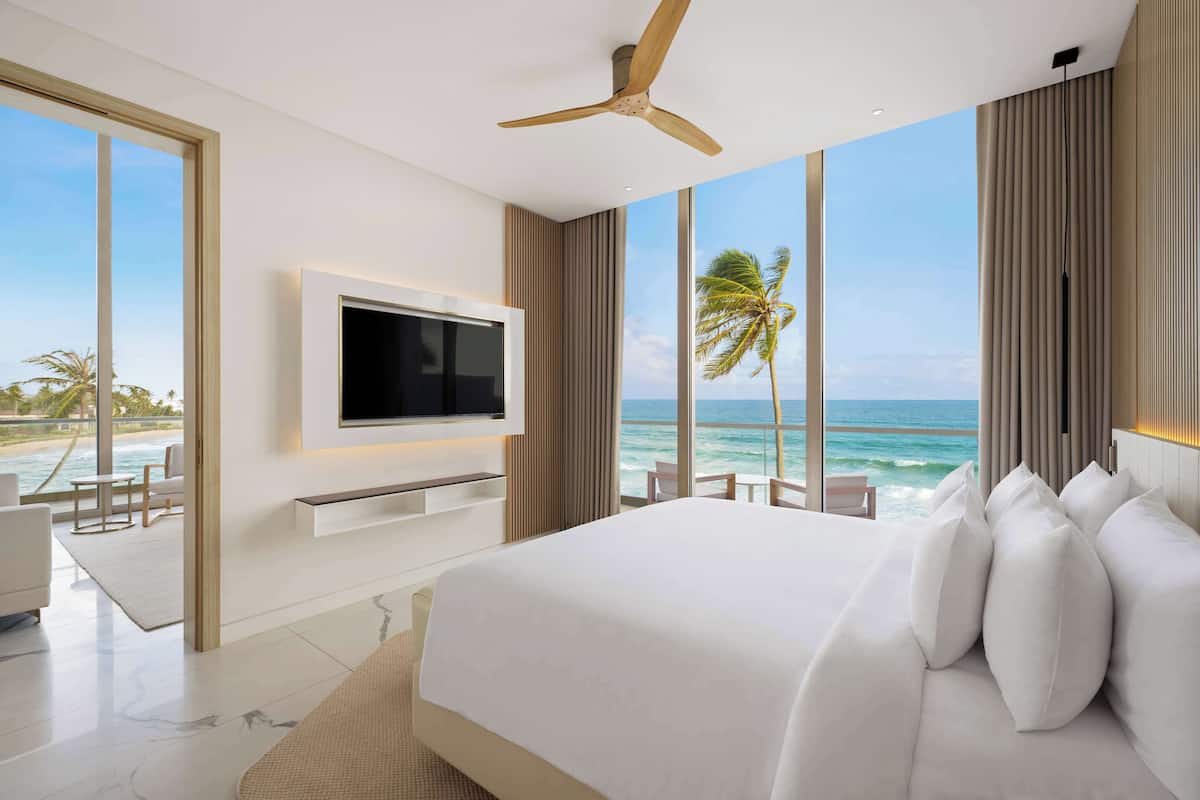 Suíte, 1 quarto (Panoramic Ocean View) | Frigobar, cofres nos quartos, individualmente mobiliados, escrivaninha