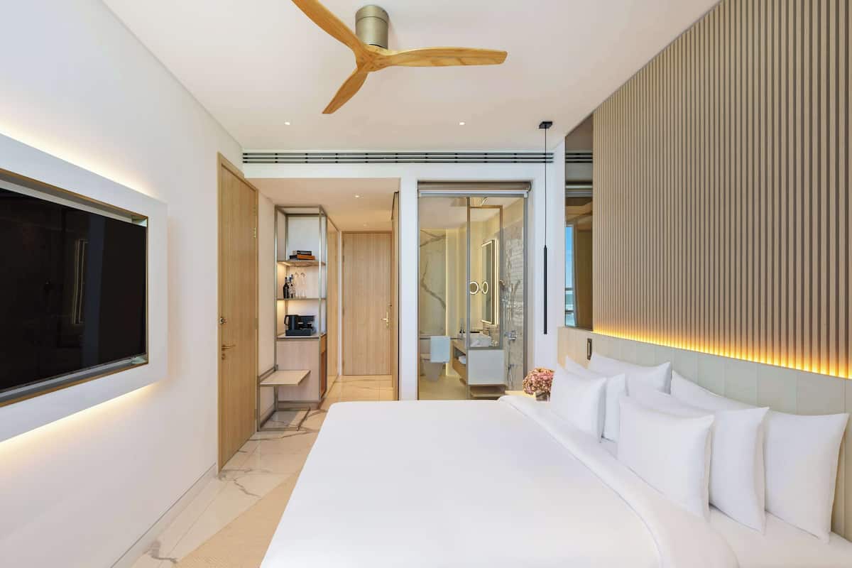 Deluxe Room (Collection, Higher Floor) | Minibar, in-room safe, individually furnished, desk