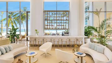 2 bares/lounges, 2 bares molhados, 2 bares ao lado da piscina