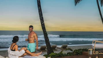 2 albercas al aire libre, sombrillas en la alberca y camastros