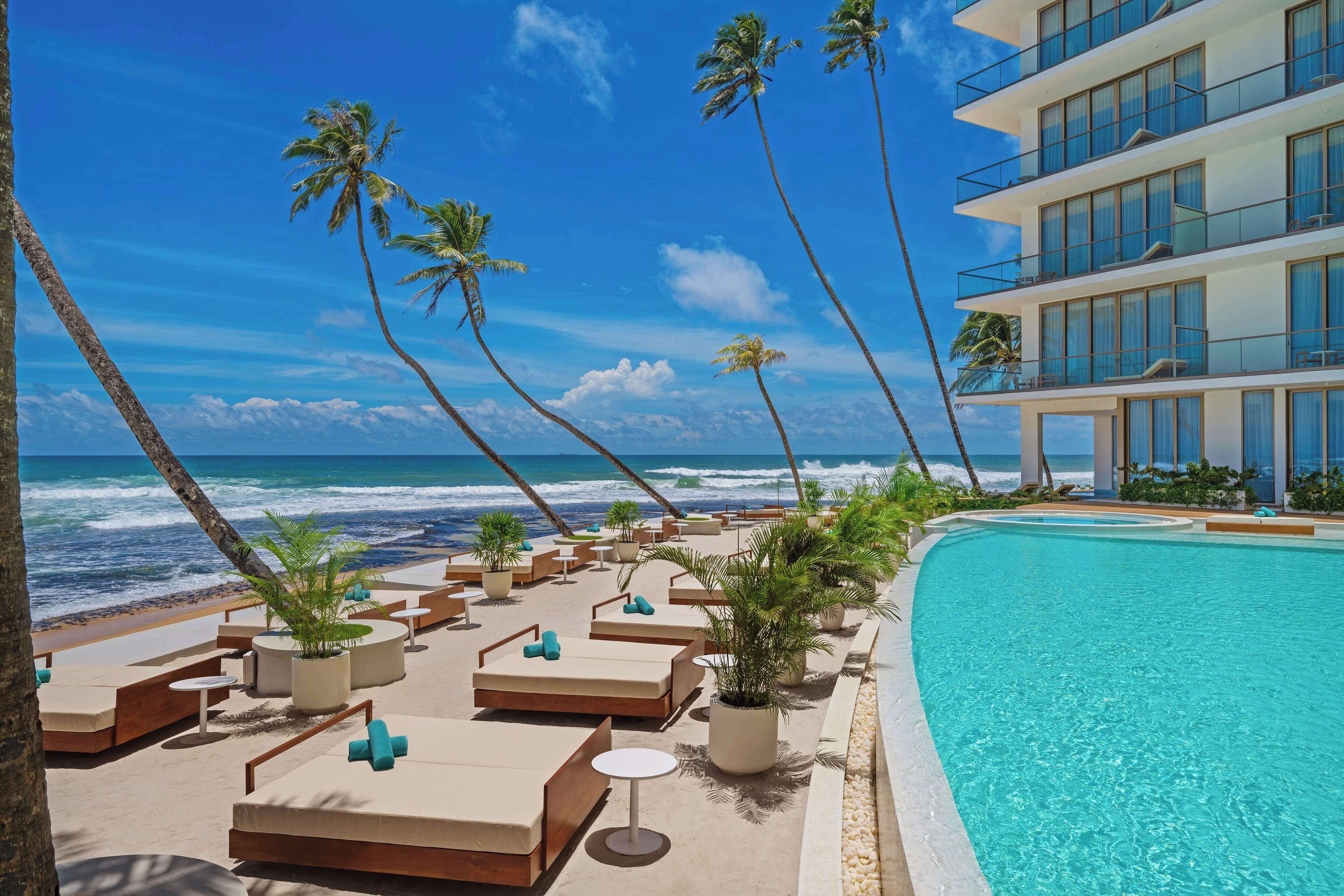 2 buitenzwembaden, parasols bij het zwembad en ligstoelen