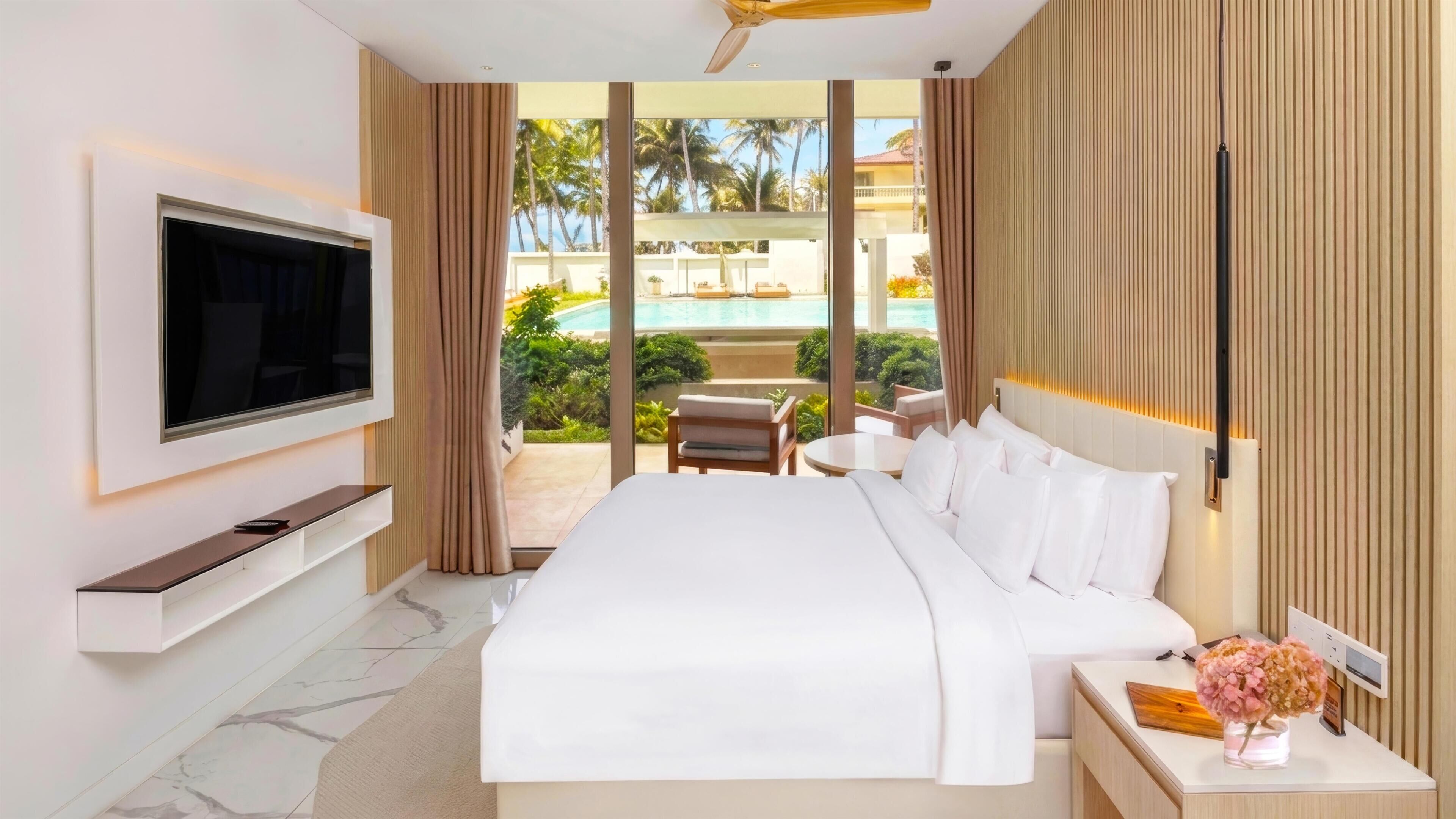 Camera (Collection, Garden or Pool View) | Minibar, una cassaforte in camera, con arredamento individuale