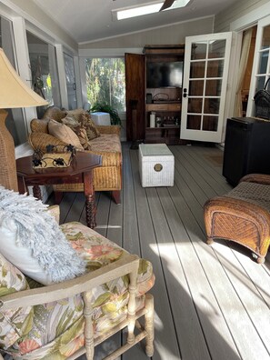 Televisión y oficina 