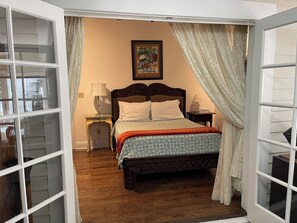 4 slaapkamers, een bureau, een strijkplank/strijkijzer, wifi