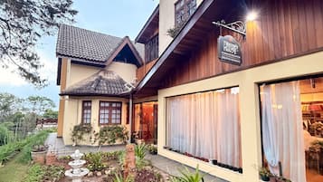 Suite | Exterior detail