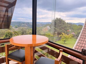 Suite | Outdoor dining - THE WRITERS HOUSE (Campos do Jordão)