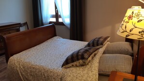 A bedroom with a bed, a bedside table with a lamp, a window with curtains, and a chair. - House-Comfort-Mountain view-4 etoilles-Mobility bath (Villard De Lans)