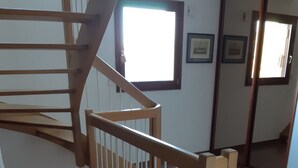 A wooden staircase with a handrail leading to an upper floor. - House-Comfort-Mountain view-4 etoilles-Mobility bath (Villard De Lans)