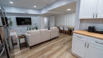 TV connectée, livres, médiathèque