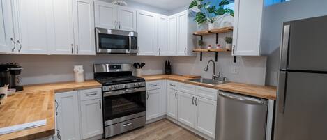 Kylskåp, mikrovågsugn, ugn och spishäll