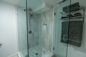Een douche,  milieuvriendelijk toiletgerief, een haardroger, handdoeken