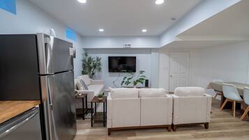 TV connectée, livres, médiathèque