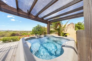 Outdoor spa tub - HH2-SLEEPS 4, PRIVATE UNIT, INFINITY POOL, BBQ, HOT TUB AND AMAZING VIEWS (Noord)