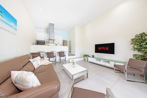 Smart TV - HH2-SLEEPS 4, PRIVATE UNIT, INFINITY POOL, BBQ, HOT TUB AND AMAZING VIEWS (Noord)