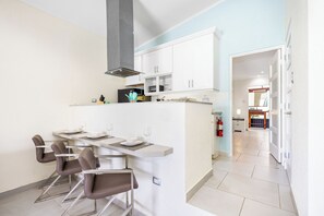 Dining - HH2-SLEEPS 4, PRIVATE UNIT, INFINITY POOL, BBQ, HOT TUB AND AMAZING VIEWS (Noord)