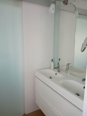 Douche, séchoir à cheveux, bidet, serviettes fournies