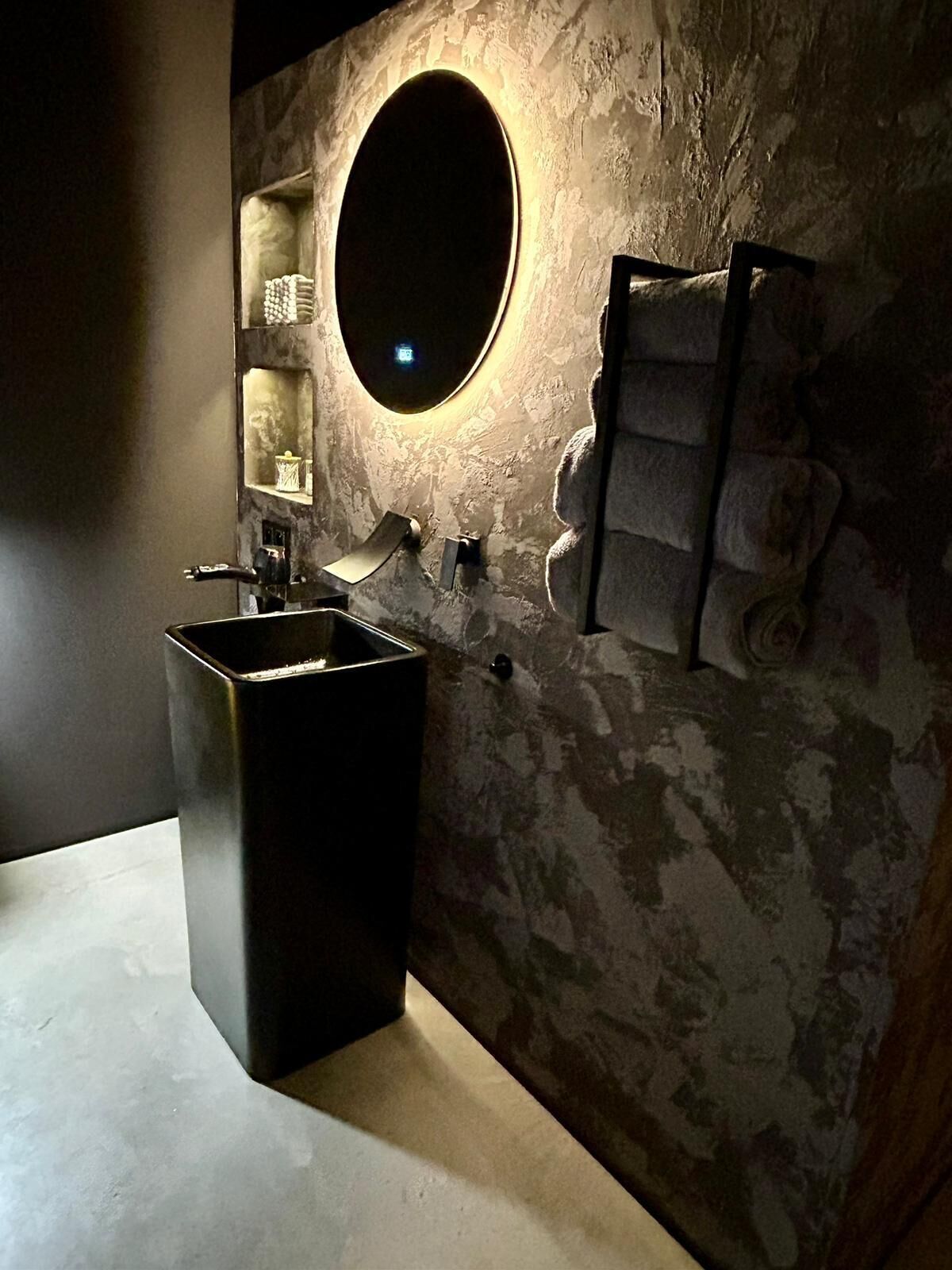 Een douche, een haardroger, handdoeken, zeep