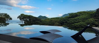 Spacious 5-bedroom ocean view villa in Dominicalito 