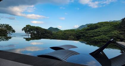 Spacious 5-bedroom ocean view villa in Dominicalito