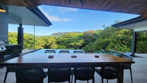 Outdoor dining - Spacious 5-bedroom ocean view villa in Dominicalito  (Puntarenas Province)