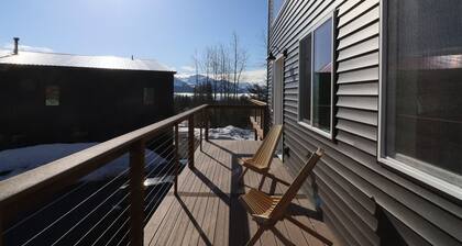 Lupine Lodge with Mountain Views